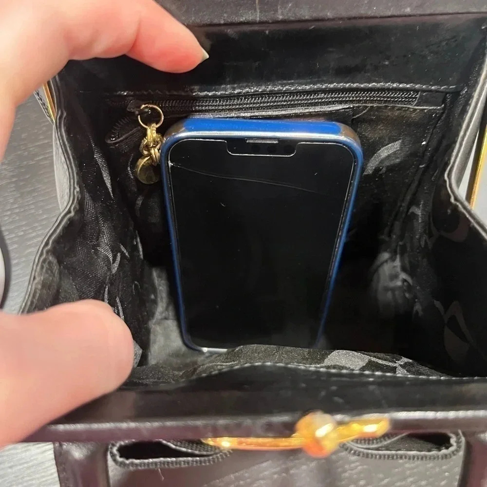Vintage Salvatore Ferragamo Vala‎ Small Black Leather purse - Picture 15 of 15